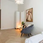 Bold 5br Art Escape Opera & Andrassy Avenue Apartment