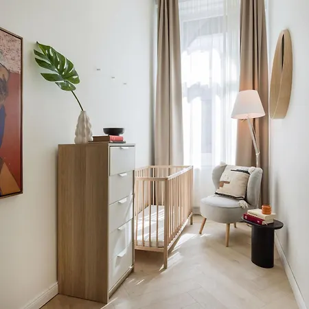 Apartment Bold 5br Art Escape Opera & Andrassy Avenue
