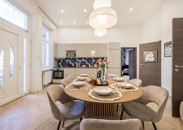 Bold 5br Art Escape Opera & Andrassy Avenue