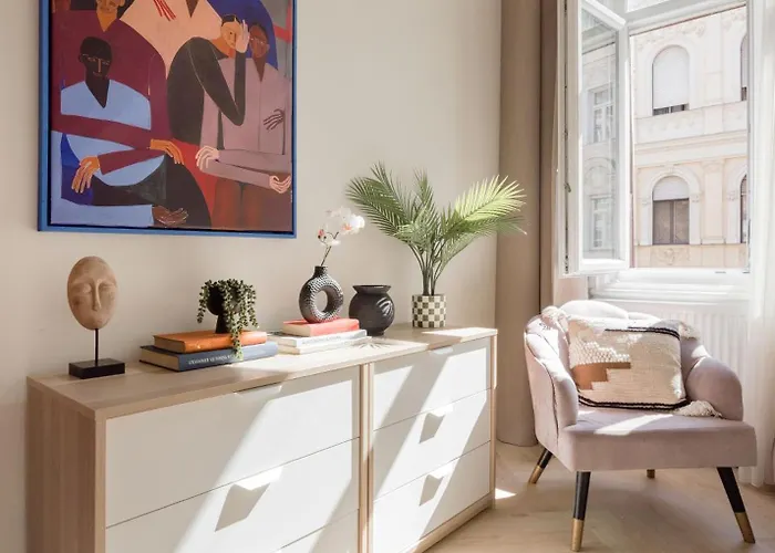 Bold 5br Art Escape Opera & Andrassy Avenue