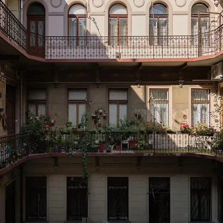 Bold 5br Art Escape Opera & Andrassy Avenue Apartment