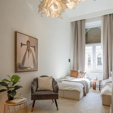 Apartment Bold 5br Art Escape Opera & Andrassy Avenue Budapest