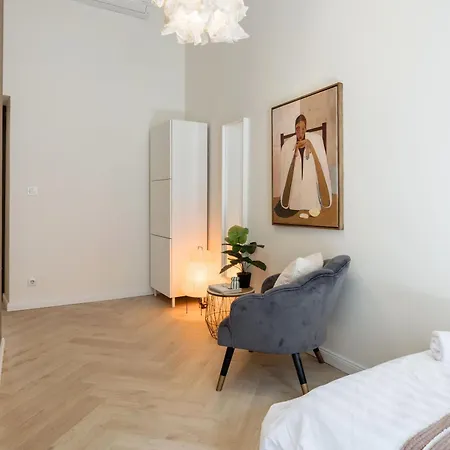 Bold 5br Art Escape Opera & Andrassy Avenue Apartment